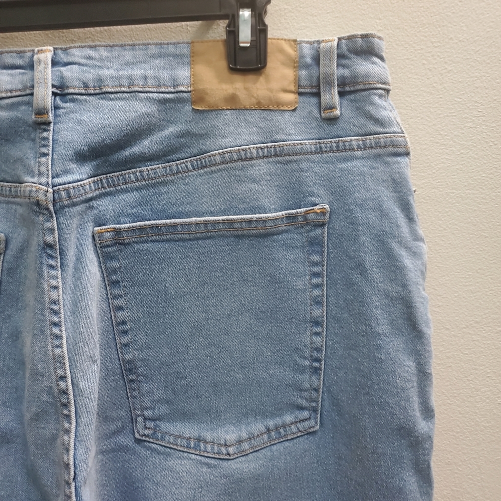 H&M Plus Size Mom Jeans High Waisted Light Blue Wash Size 18 - Picture 8 of 13